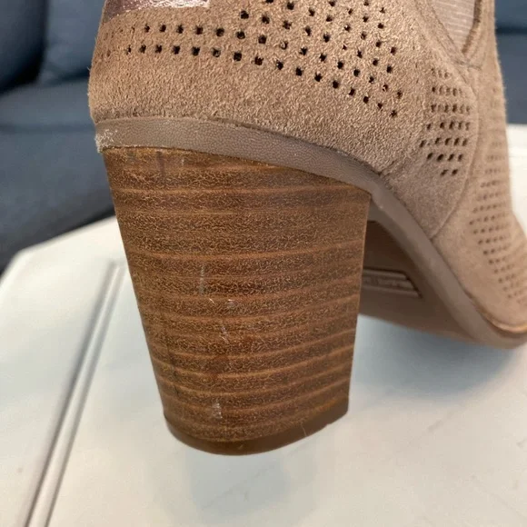 SOLD - Toms Majorca Beige Suede Peep Toe Women’s Ankle Heel Booties Size 6.5 - Picture 5 of 8